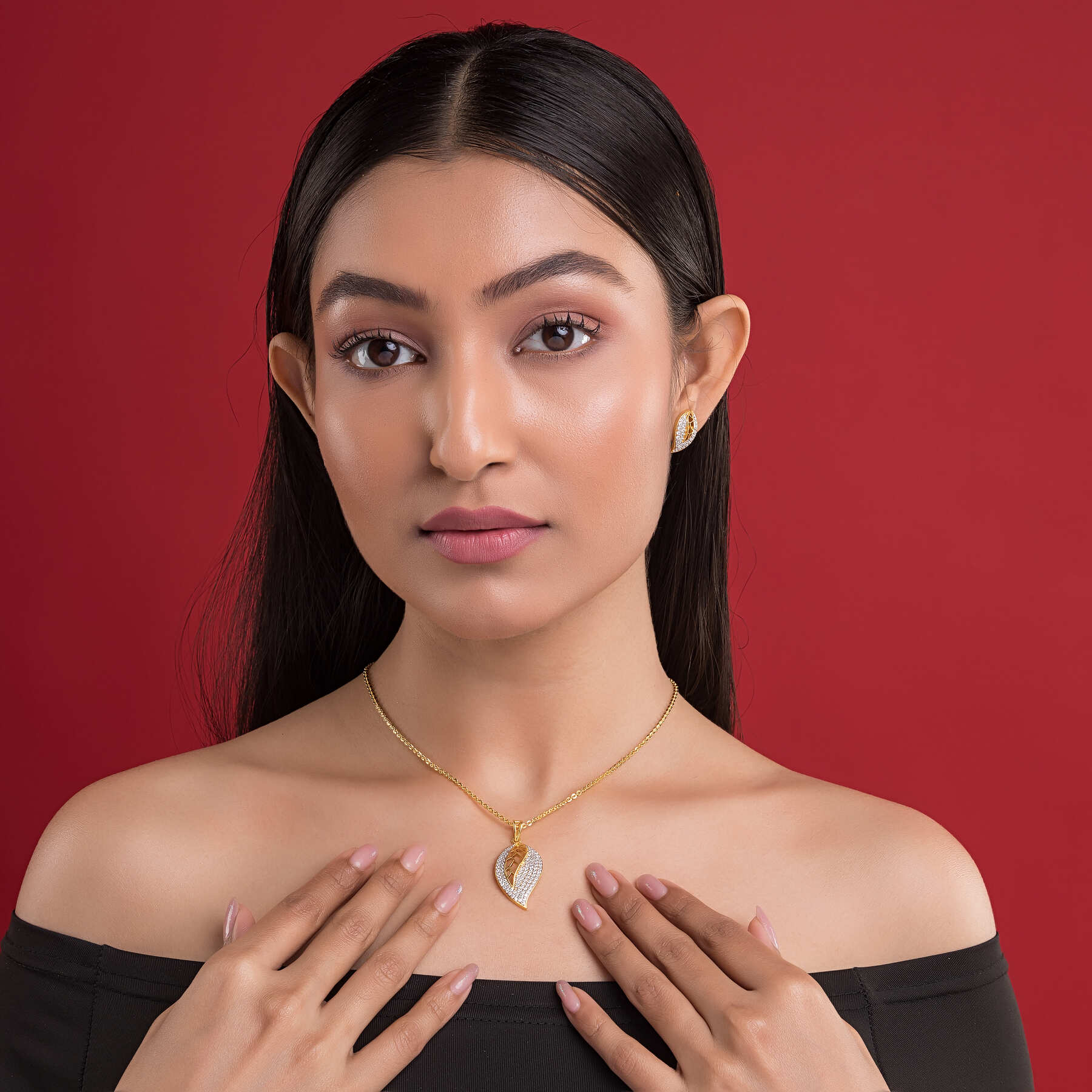 Beautifully designed women's silver necklace set, showcasing modern artistry and premium materials Beautifully designed women's silver necklace set, showcasing modern artistry and premium materials