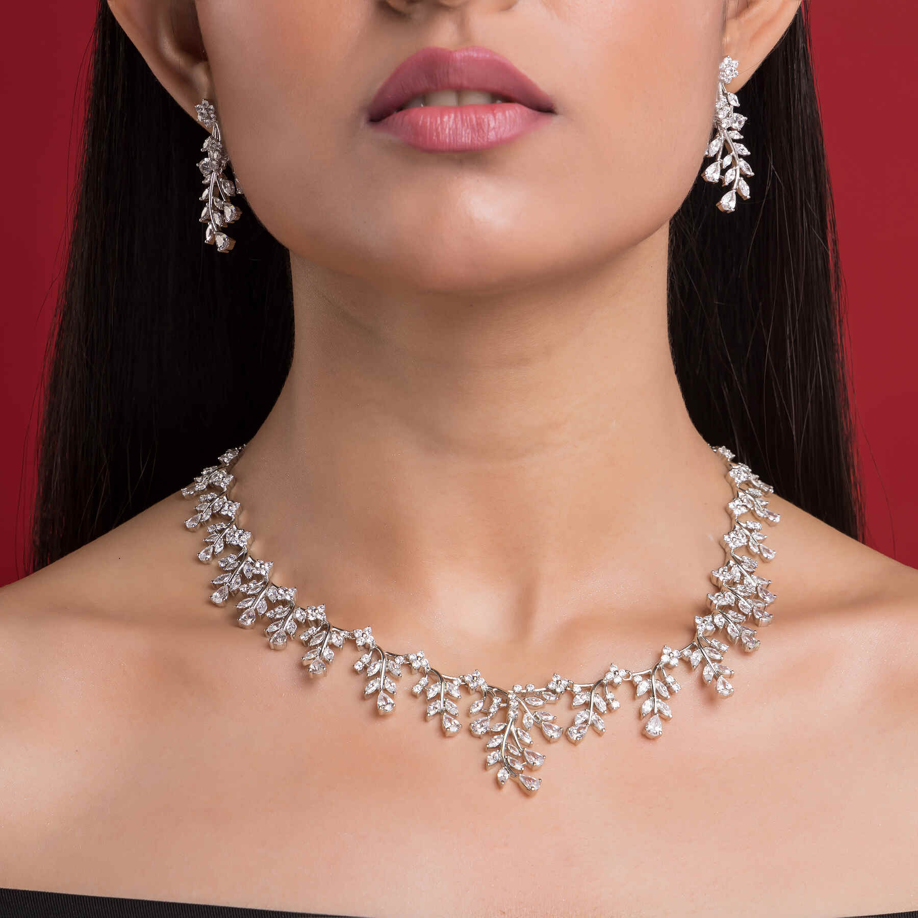 Elegant women's silver necklace set adorned with minimalist charms, ideal for a chic and refined look Elegant women's silver necklace set adorned with minimalist charms, ideal for a chic and refined look