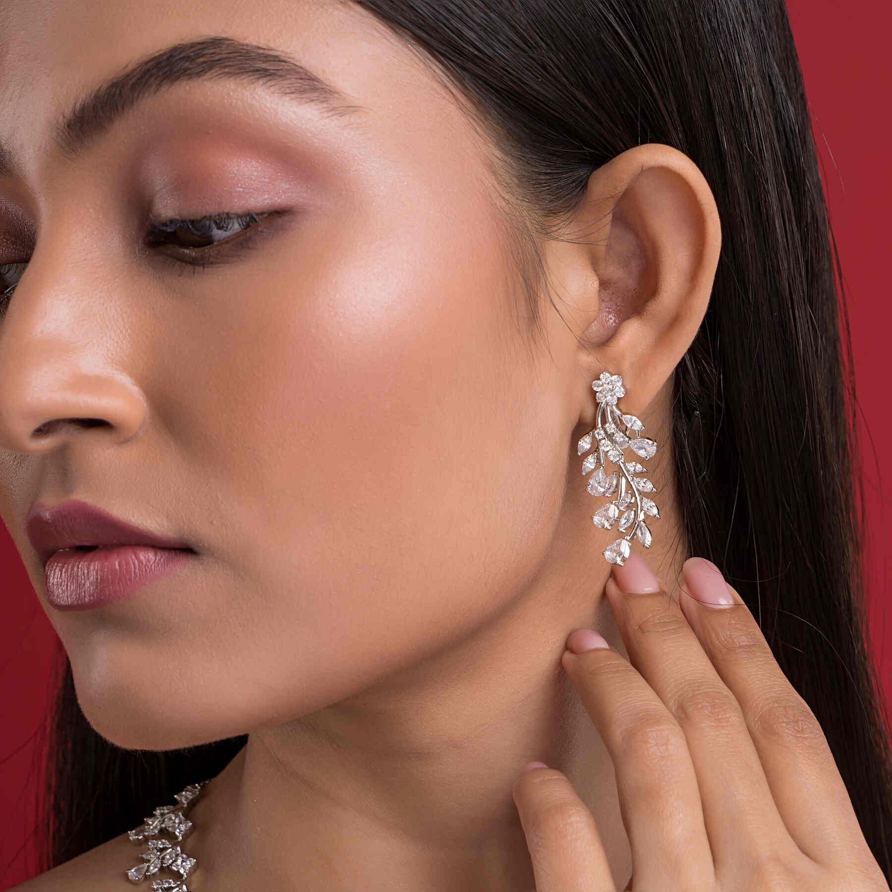 Luxury girls original silver necklace set, designed to complement evening wear and enhance style Luxury girls original silver necklace set, designed to complement evening wear and enhance style