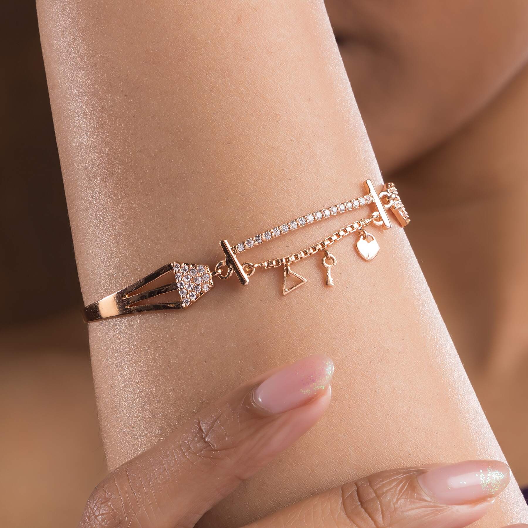 Versatile silver bracelet that complements both traditional and modern outfits, perfect for all occasions Versatile silver bracelet that complements both traditional and modern outfits, perfect for all occasions