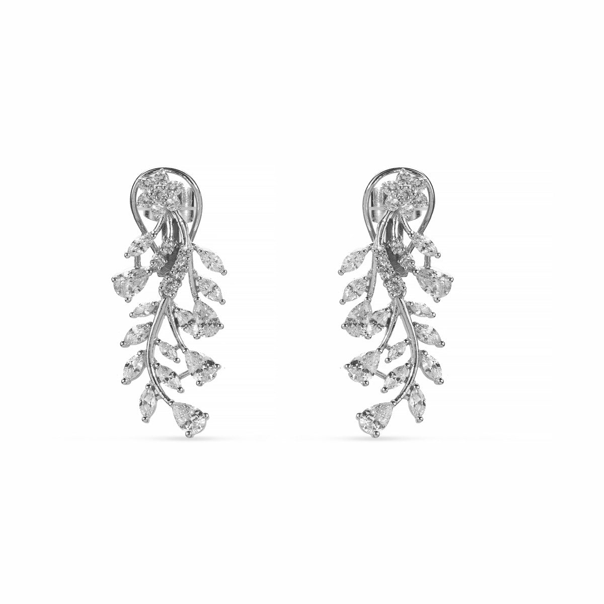 Women's silver necklace set with a polished finish, perfect for weddings, engagements, and other celebrations Women's silver necklace set with a polished finish, perfect for weddings, engagements, and other celebrations