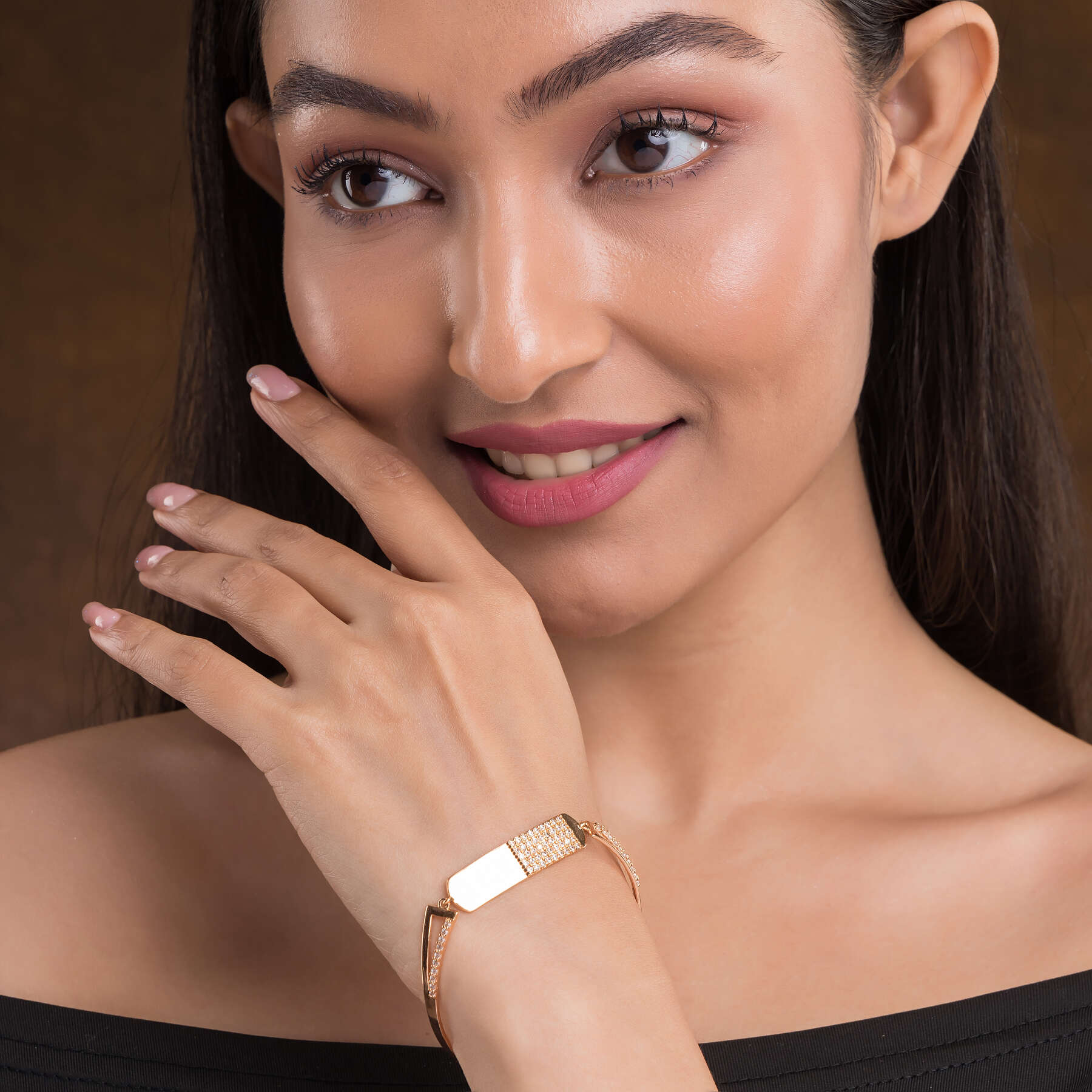 Elegant and simple silver bracelet for women, designed for those who prefer understated yet stylish accessories