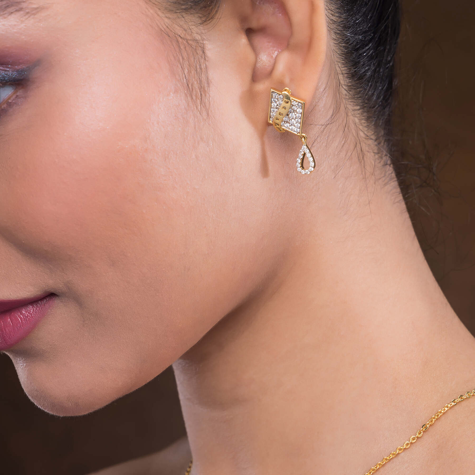Elegant women's silver necklace set with intricate detailing, perfect for formal and casual occasions