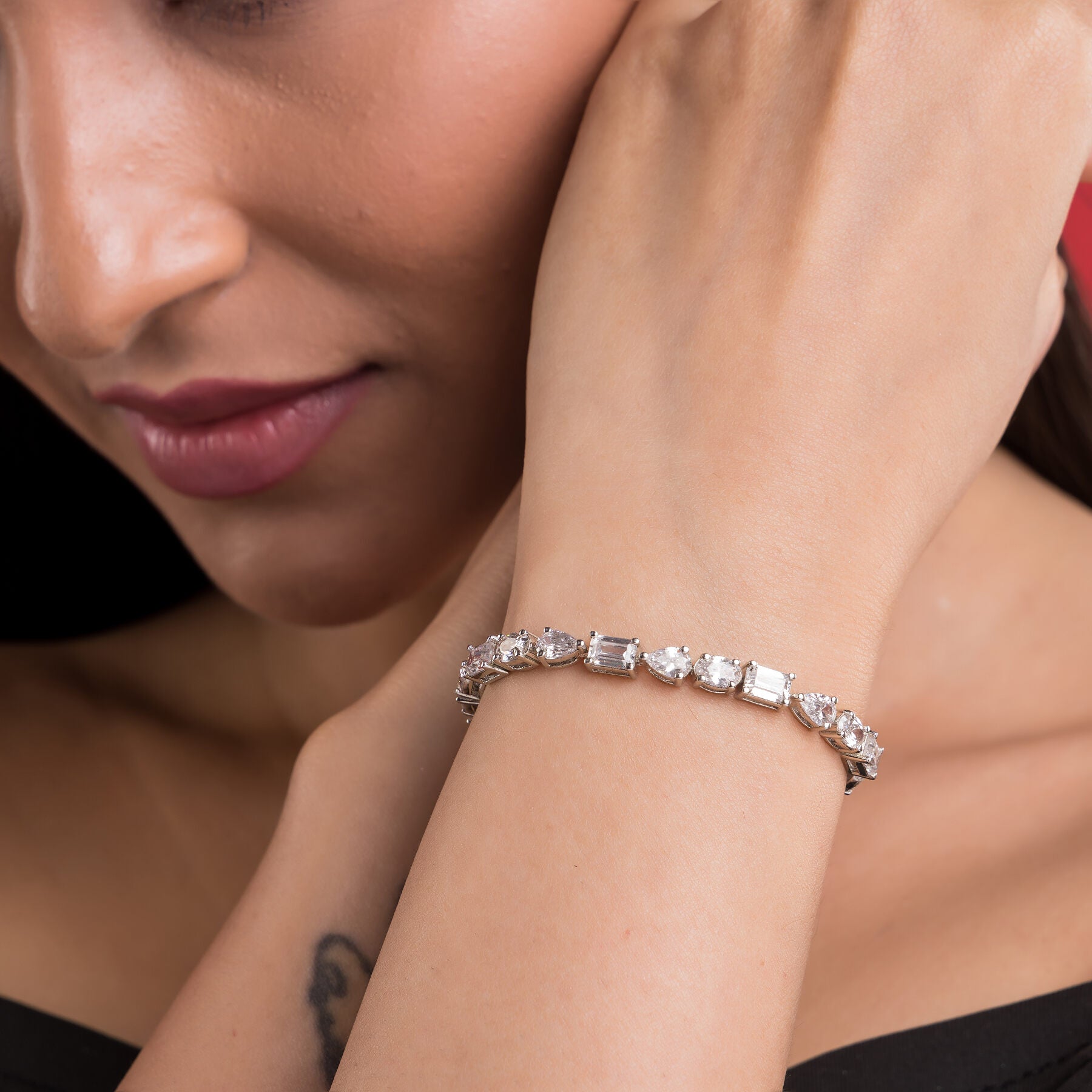 Modern silver bracelet for women featuring sleek lines and minimalist elegance for a chic appearance